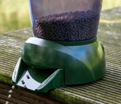 dobar® petlife Mehr Pflege & Technik - Teichfischfutterautomat, ca. B22,5/H26,5/T22 cm Dunkelgrün
