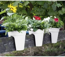 KHW Pflanzkübel & Blumenkästen - Kunststoff-Geländertopf Flowerclip, rund, ca. Ø27/H27 cm, 3er-Set Weiß